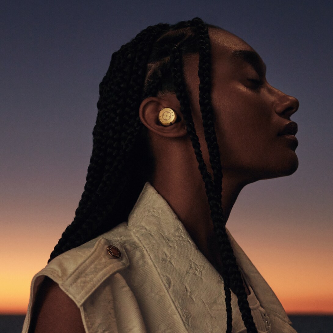 Louis Vuitton Horizon Light Up Earphones Golden Luxury Gold LOUIS